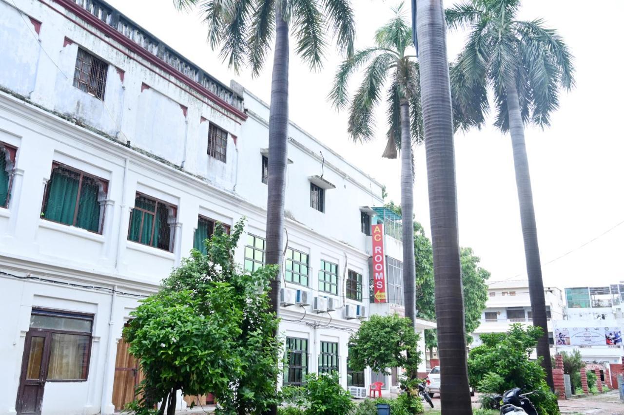 The Hotel Ambassador Inn — Photos 1