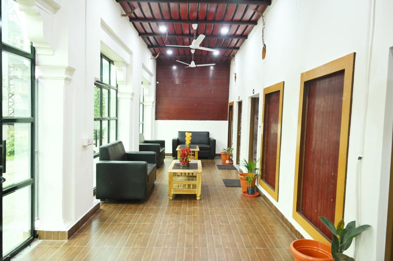 The Hotel Ambassador Inn — Photos 2